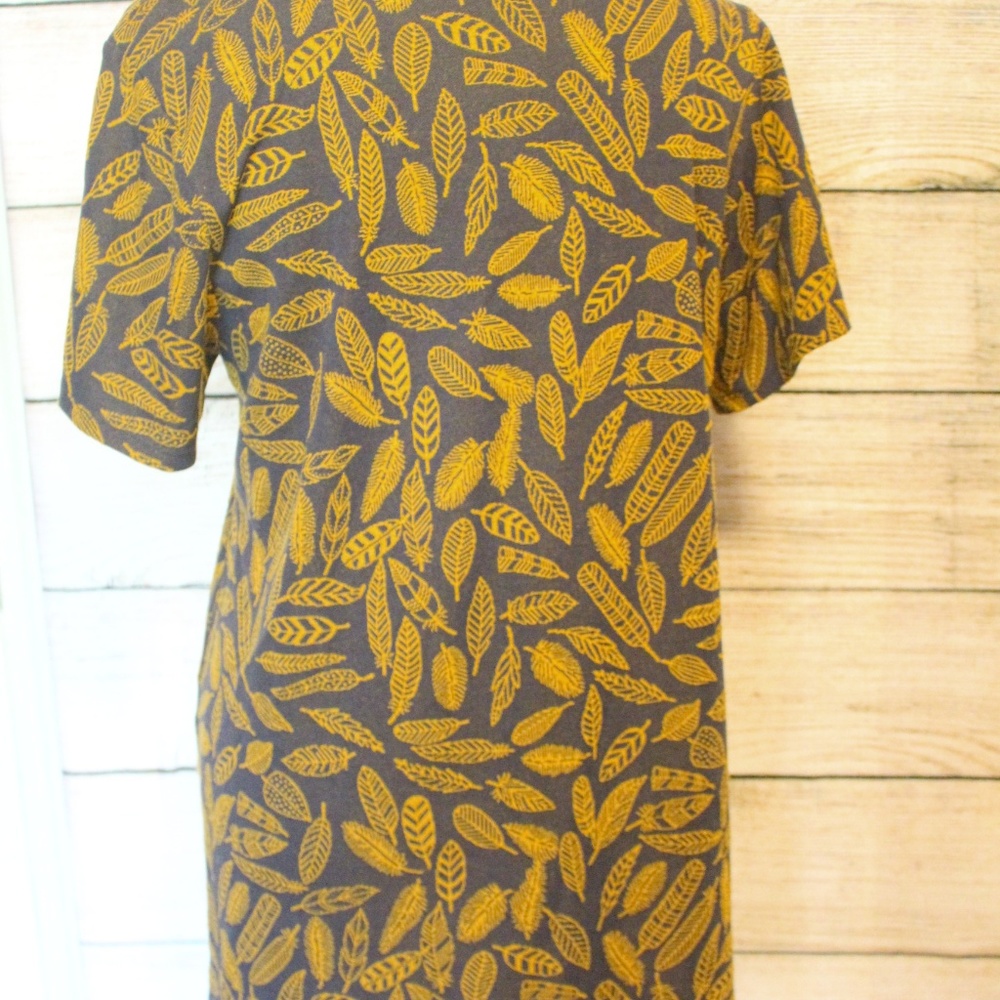 EUC LulaRoe XL Classic Tee Jacquard gold feathers